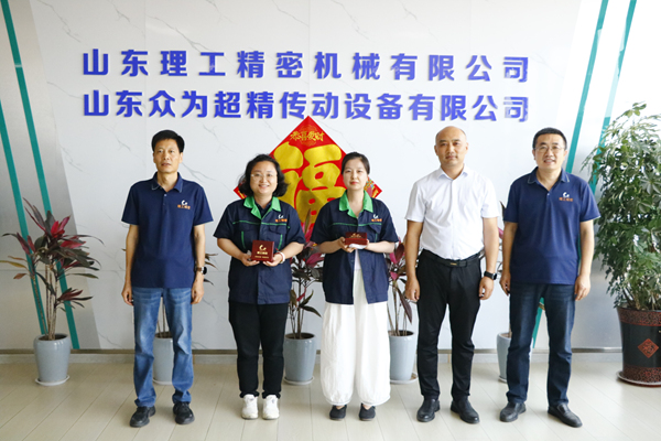 纪念银牌颁发